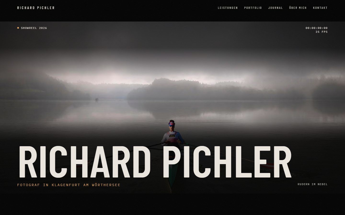 Startseite der neuen richardpichler.com: Ruderin im Nebel mit dem Schriftzug Richard Pichler